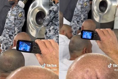 Momen Pria Rekam Hajar Aswad Pakai Handphone Jadul Bikin Nyesek, Netizen: Tertampar