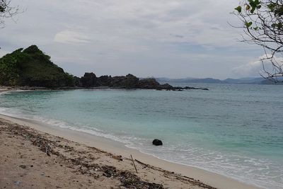 Indahnya Pantai Telawas di Lombok Tengah, Punya Bebatuan Unik dan Berair Biru