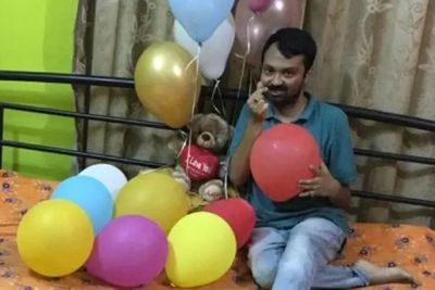 Kisah Aakash Majumdar, Pria India yang Pacaran dengan Mainan Balon: Cinta Kita Kuat!
