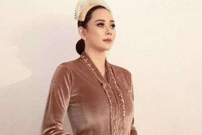 Potret Body Goals Aura Kasih Dibalut Kebaya, Netizen: Kok Jadi Merinding?