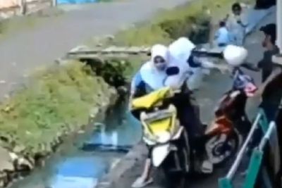 Boncengan Bertiga, 3 Siswi SMP Ini Apes Nyebur ke Parit!