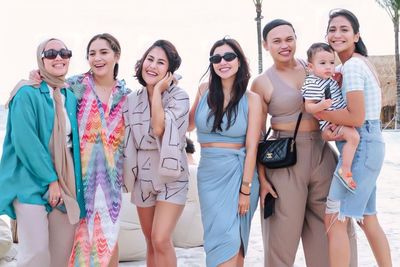 Potret Nagita Slavina Pakai Bikini Buat Heboh, Netizen Malah Seret Nama Ayu Ting Ting