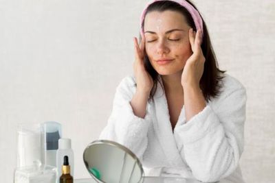 5 Kandungan Skincare dan Makeup Ini Gak Cocok buat si Kulit Berminyak