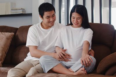 Suami Harus Tau! Ini Persiapan Kehamilan yang Harus Dilakukan Calon Ayah