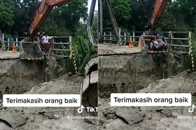 Momen Bocah Diangkut Excavator ke Sekolah Lewati Jembatan Putus, Seru Plus Deg-degan