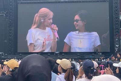 Rose dan Jennie BLACKPINK Ngomongin Cuaca Jakarta saat Soundcheck: Panas Banget Hari Ini