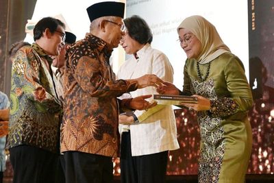 Menaker Ida Hadiri Peluncuran Buku 80 Tahun Ma ruf Amin