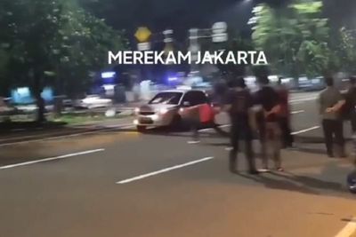 Viral Massa Lempar Batu ke Mobil Diduga Balap Liar di Grogol, Ini Faktanya