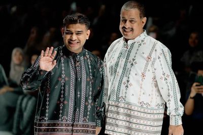 Pak Muh Langsung Sungkem Tolak Tawaran Fashion Show Lagi Usai Sempat Gemetaran di Catwalk