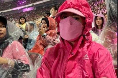 Gaya Pevita Pearce Pakai Jas Hujan Pink Cantik di Konser BLACKPINK: Bukan Plastik Cebanan