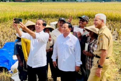 Presiden Jokowi Selfie Bareng Prabowo Subianto dan Ganjar Pranowo, Cak Imin Kalem Aja Tuh