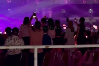 Demi Konten, Penonton BLACKPINK Merekam Sambil Berdiri di Kursi Sampai Halangi yang Lain