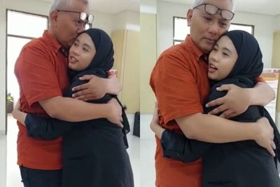 Haru! Mahasiswa Ini Dapat Kado Sidang Skripsi dari Pelukan dan Dukungan Sang Ayah