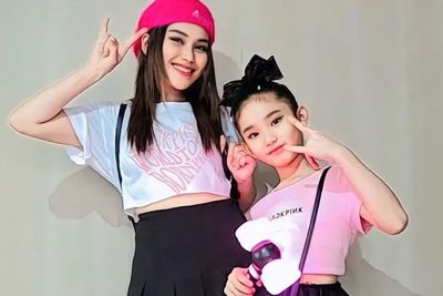 Bikin Iri! Anak Ayu Ting Ting Dapat Kiss hingga Tanda Hati dari Personel Blackpink