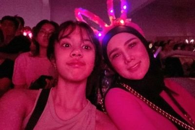 Gaya Mulan Jameela Temani Shafeea Nonton Konser BLACKPINK, Pakai Bando Telinga Kelinci