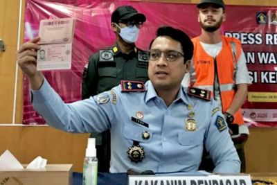 Menparekraf Bakal Tindak Tegas Bule di Bali yang Mulai Ambil Pekerjaan Warga Lokal
