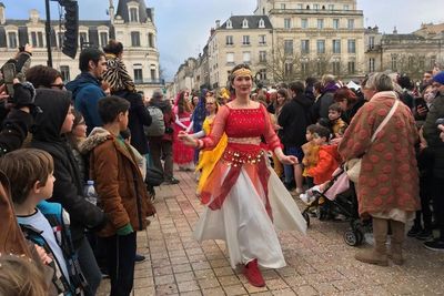 Karnaval Bollywood di Prancis, Bule-bule Pakai Kostum dan Menari India