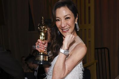 Potret Michelle Yeoh Artis Asia Pertama Menang Oscar 2023, Tetap Cantik di Usia 60 Tahun