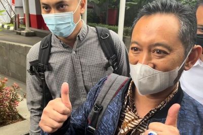 Kepala Bea Cukai Makassar Andhi Pramono Acungkan Jempol saat Tiba di Gedung KPK