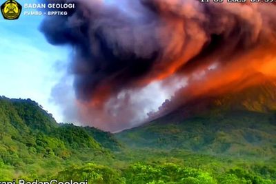 Pagi Ini Gunung Merapi Kembali Keluarkan Awan Panas ke Arah Kali Krasak