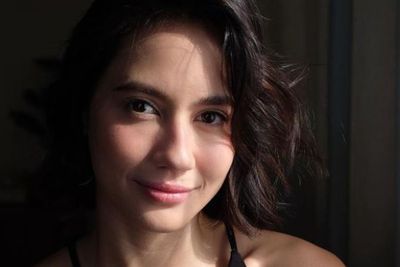 Manisnya Pose Foto Pevita Pearce Dicium Matahari, Tatapannya Bikin Pusing