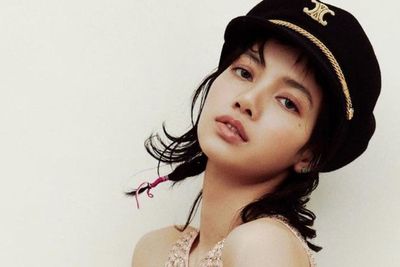 Usai Guncang Jakarta, Lisa BLACKPINK Pamer Foto Tatonya Ngintip
