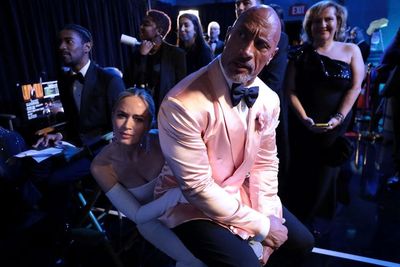 Dwayne Johnson Duduk di Pangkuan Emily Blunt Sebelum Baca Nominasi Pemenang Piala Oscar