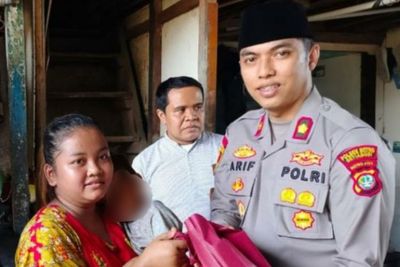  Keren! Polisi Ini Beri Bantuan ke Anak yang Berpotensi Terkena Stunting