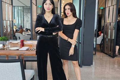 Potret Hesti Purwadinata dan Ussy Sulistiawaty Kompak Outfit Hitam: Emak-emak Awet Muda