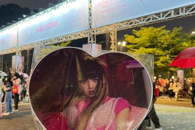 5 Momen Menyebalkan saat Konser BLACKPINK di Jakarta, Salah Satunya Jennie Dilempar Boneka