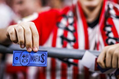 Sindir Barcelona, Fans Bilbao Lempar Uang Palsu Bertuliskan Mafia