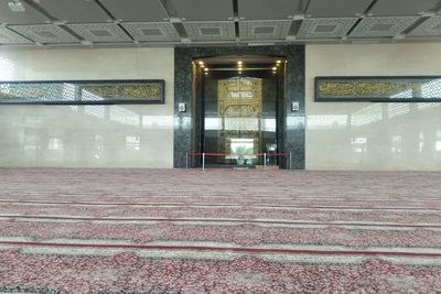 Menikmati Indahnya Kiswah Kabah di Masjid Namira Lamongan, Arsitekturnya Bikin Kagum