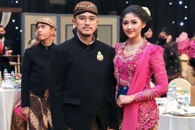 Deretan Potret Cantik Erina Gudono Dibalut Kebaya, Netizen Malah Fokus ke Sosok Ini!