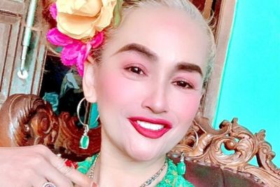 Potret Terkini Penampilan Lilis Karlina, Makeup Tebal dan Sering Pakai Bunga di Kepala