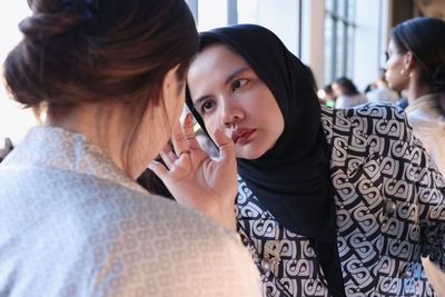 Kisah di Balik Panggung MUA Indah Aini Menyukseskan New York Fashion Week Indonesia Now