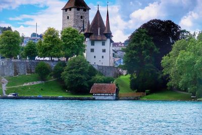 Explore Danau Thun di Swiss dengan Boat Trip, Pemandangannya Cantik Banget!