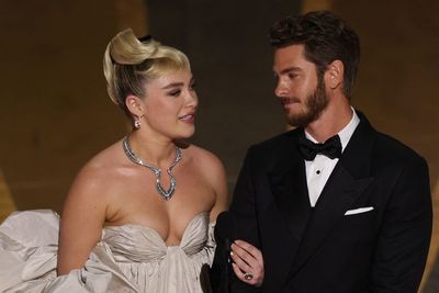 Andrew Garfield dan Florence Pugh Resmi Pacaran di Film We Live In Time
