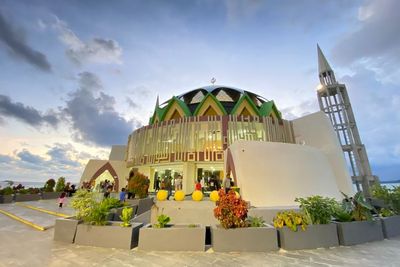 Cantiknya Pelataran Masjid Terapung BJ Habibie, Dipenuhi Ruang Terbuka Hijau