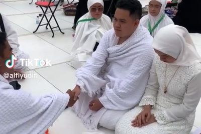 Viral Pasangan Akad Nikah di Mekkah, Momen Pamer Cincin di Depan Kabah Bikin Iri