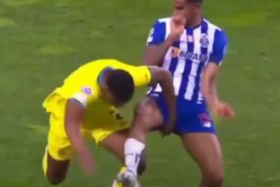Aksi Nyeleneh Bintang Inter Ini Tarik Celana Pemain Porto di Liga Champions