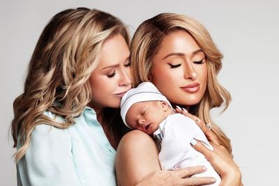 Biar Gak Marah, Paris Hilton Beri Tas Branded ke Ibunya karena Telah Rahasiakan Anak