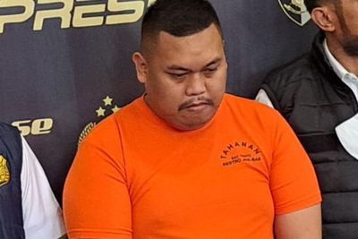 Resmi Jadi Tersangka, Selebgram Ajudan Pribadi Tertunduk Lesu Pakai Baju Tahanan 
