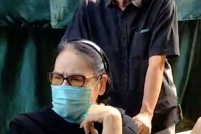 Gunakan Kursi Roda, Aktris Connie Sutedja Menangis Histeris Melayat Nani Wijaya