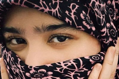 Tissa Biani Foto ala-ala Wanita Bercadar, Alisnya yang Lebat Natural Tuai Kekaguman