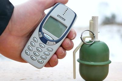 Eksperimen: Ketika Nokia 3310 Diledakan Menggunakan Granat, Apakah Masih Utuh?