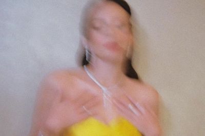 Pose Blur Estetik Enzy Storia Pakai Gaun Kuning Cerah, Disebut Mirip Pacar Ronaldo