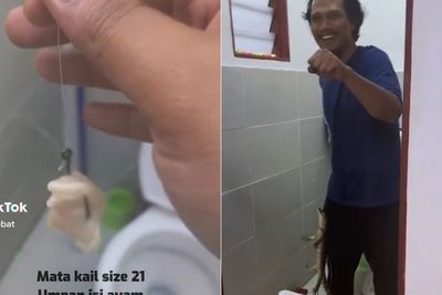Iseng Mancing di Kloset Pake Ayam, Bapak-bapak Ini Syok Malah Dapat Biawak
