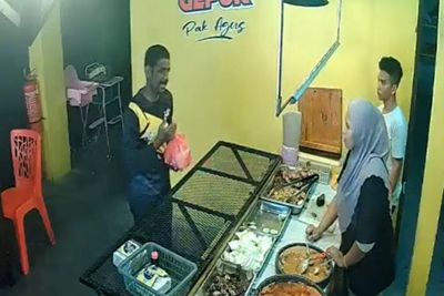 Momen Menyayat Hati Seorang Ayah Minta Makan ke Warung Ayam Gepuk, Demi Anak yang Lapar