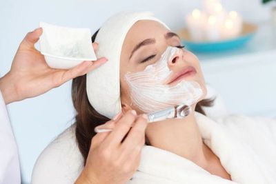 Manfaat Facial Wajah Buang Sel Kulit Mati hingga Usir Komedo, Perawatan Ini Jangan Di-skip