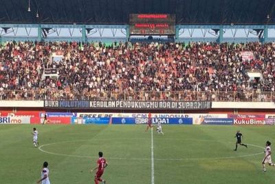 Viral Banner Buka Mulutmu Keadilan Pendukungmu Ada Di Suaramu di laga Persis vs Arema FC